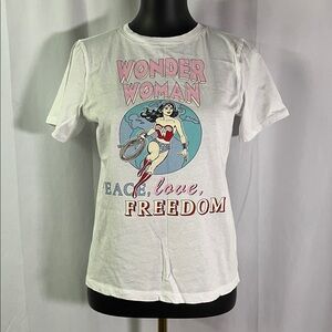 🛍 6 for $35 • H&M Wonder Woman White Short Sleeve T-Shirt